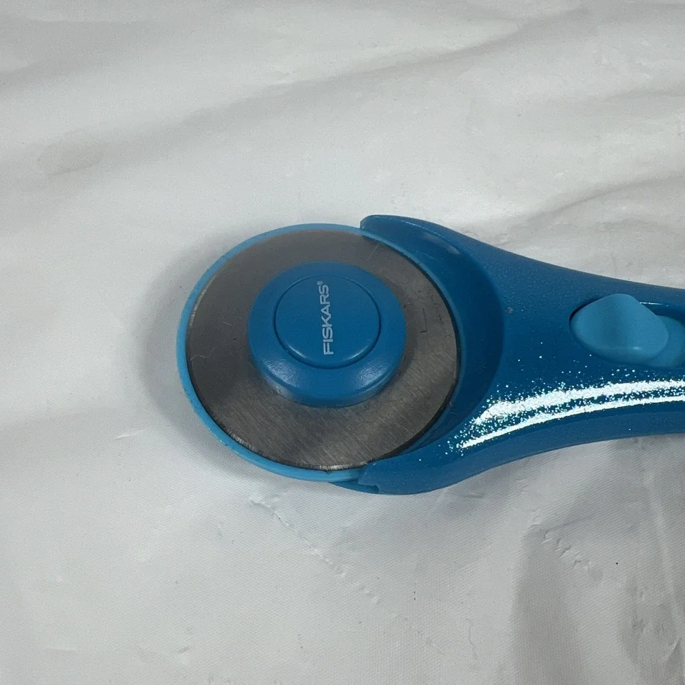FISKARS STICK ROTARY CUTTER [45 mm] [BLADE GUARD][QUICK CHANGE]‎ Extra Blades